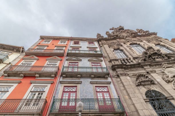 Renovação de fachada com pintura protetora em moradia em Vila Nova de Gaia.